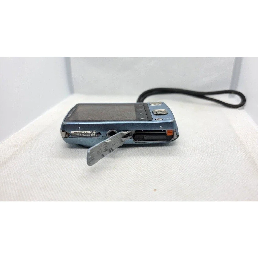 Kodak EasyShare M550 Compact Digital Camera Blue 5X Optical - For Parts/Damaged